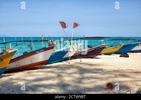 Bunte südostasiatische Fischerboote ruhen am Strand in Kuala Terengganu, Malaysia Stockfoto