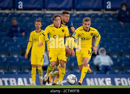 London, Großbritannien. September 2020. Callum Styles & Luke Thomas (16) von Barnsley Keep Out Mateo Kovacic von Chelsea während des Carabao Cup 3. Runde Spiel zwischen Chelsea und Barnsley spielte hinter verschlossenen Türen ohne Anhänger aufgrund der Regierungsrichtlinien für Sport während der COVID-19 Pandemie in Stamford Bridge, London, England am 23. September 2020. Foto von Andy Rowland/Prime Media Images. Kredit: Prime Media Images/Alamy Live Nachrichten Stockfoto