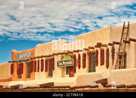 Geschäfte in adobe-Gebäuden auf der Plaza in Taos, New Mexico, USA Stockfoto