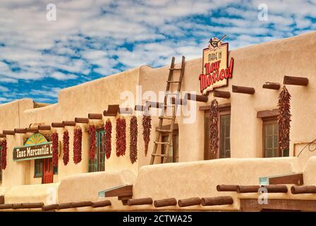 Geschäfte in adobe-Gebäuden auf der Plaza in Taos, New Mexico, USA Stockfoto