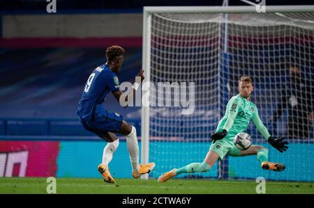 London, Großbritannien. September 2020. Tammy Abraham von Chelsea erzielt ein Tor während des Carabao Cup 3. Runde Spiel zwischen Chelsea und Barnsley spielte hinter verschlossenen Türen ohne Anhänger aufgrund der Regierungsrichtlinien für Sport während der COVID-19 Pandemie in Stamford Bridge, London, England am 23. September 2020. Foto von Andy Rowland/Prime Media Images. Kredit: Prime Media Images/Alamy Live Nachrichten Stockfoto