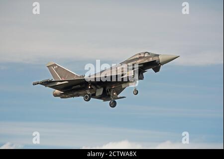 Der schwarze Eurofighter Typhoon ZJ619 auf dem Weg zum Flugplatz RAF Kinloss in Moray Schottland. Stockfoto