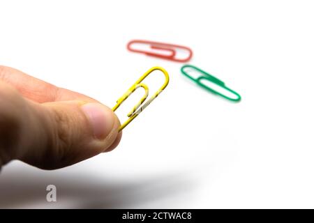 Rote Büroklammer, die an mehreren Blättern befestigt ist. Stockfoto