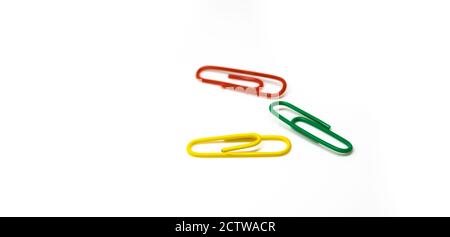 Rote Büroklammer, die an mehreren Blättern befestigt ist. Stockfoto