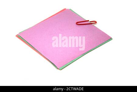 Rote Büroklammer, die an mehreren Blättern befestigt ist. Stockfoto