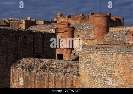 Katalanische Festung, Forteresse de Salses, in Salses-le-Château, Pyrénées-Orientales, Occitanie, Frankreich. Das Fort bewachte einst die ehemalige Grenze zwischen Frankreich und dem spanischen Katalonien. Es wurde von 1497 bis 1504 von König Ferdinand II. Von Aragon erbaut, geplant vom Ingenieur Francisco Ramiro Lopez, und ist ein Meisterwerk der Militärarchitektur mit 10 m (33 ft) dicken Wänden, die Metallkanonenkugeln widerstehen. Sie wurde 1659 nach Frankreich überführt und ist nun meilenweit von der heutigen internationalen Grenze entfernt. Stockfoto