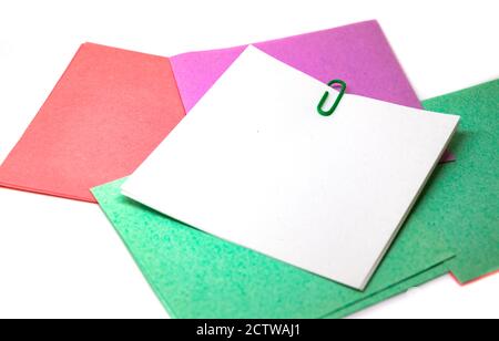 Rote Büroklammer, die an mehreren Blättern befestigt ist. Stockfoto
