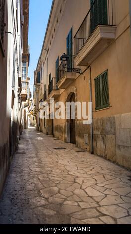 MALLORCA, DEUTSCHLAND - 19. Juli 2020: Palma De Mallorca, Spanien 19. Juli 2020. Die schönen kleinen bunten Häuser im Zentrum von Palma. Stockfoto