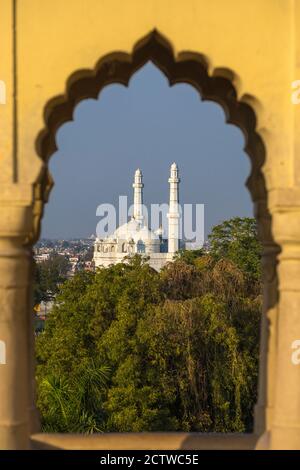 Indien, Uttar Pradesh, Lucknow, Bara Imambara Komplex, Bada Imambara (Hauptgebäude), und die Moschee am Grab von Shah peer Muhammid Stockfoto