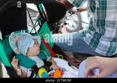 Kleinkind im Kinderwagensitz in der Motorradhalterung. Unsicherheitskonzept. Gefahr beim Fahren. Asiatisches Taxi Stockfoto