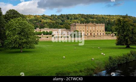 Chatsworth House im Peak District, England. Das Haus war Schauplatz der beliebten Fernsehserie Pride and Prejudice Stockfoto