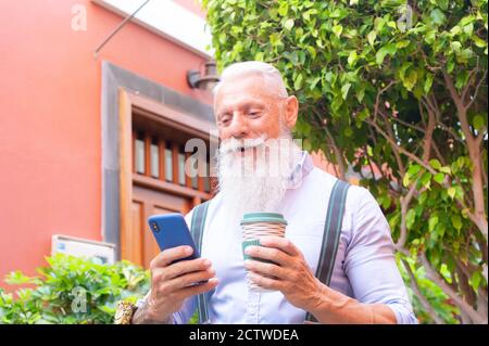 Älterer Mann mit einem Telefon Stockfoto