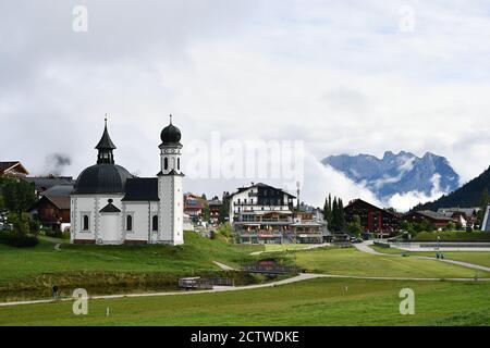 Die Seekirchl Kirche und Seefeld unter Wolken Stockfoto