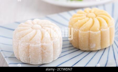 Bunte Schneehaut Mondkuchen, süße verschneite Mondkuchen, traditionelle herzhafte Dessert für Mitte-Herbst-Festival auf hellem Holzhintergrund, close up, lifestyl Stockfoto