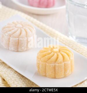 Bunte Schneehaut Mondkuchen, süße verschneite Mondkuchen, traditionelle herzhafte Dessert für Mitte-Herbst-Festival auf hellem Holzhintergrund, close up, lifestyl Stockfoto