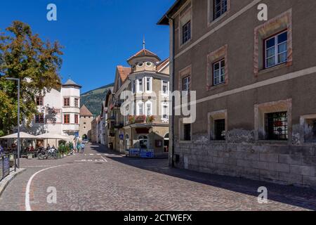 Eine der Hauptstraßen in der Altstadt von Glurns, die bis zum Nordtor führt, Südtirol, Italien Stockfoto