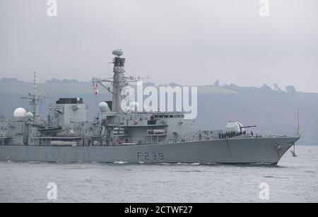 Die Royal Navy Typ 23 Fregatte HMS Richmond macht sich auf dem Weg nach HMNB Devonport vom Plymouth Sound auf den Weg. Personal an Bord des Schiffes hat positiv auf das Coronavirus getestet, hat die Royal Navy bestätigt. Stockfoto