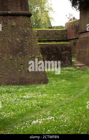 Teil einer alten Festung in italien. Alte Ziegelsteinmauer. Hochwertige Fotos Stockfoto