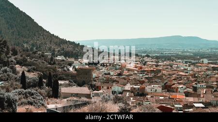 Panoramabild Wohngebäude typisch spanisches Dorf, Blick von oben auf die Häuser von Xativa Stadt. Valencianische Gemeinschaft. Spanien Stockfoto