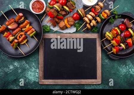 Gegrillte Kebabs mit Fleisch, Pilzen und Gemüse Stockfoto