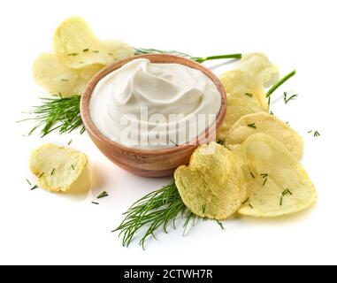 Kartoffelchips und Schüssel saurer Sahne Dip isoliert auf Weißer Hintergrund Stockfoto