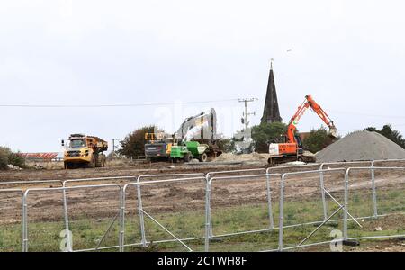 Ein Blick auf Land um Sevington in Ashford, Kent, während die Regierung das 27 Hektar große Gelände in der Nähe der Stadt zu einem LKW-Park nach dem Brexit ausbaut, während es sich anstellt, die EU am Ende des Jahres zu verlassen. Stockfoto