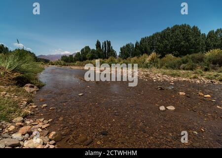 Blick auf den Fluss Uspallata in Uspallata, Mendoza, Argentinien. Stockfoto