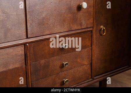 Nahaufnahme des Griffs auf dem alten Holzschrank Stockfoto