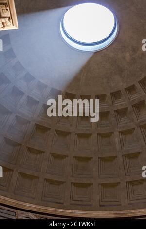 ROM, ITALIEN - 2014. AUGUST 18. Das Pantheon. Licht, das durch einen oculus in der Decke leuchtet. Stockfoto