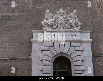 ROM, ITALIEN - 2014. AUGUST 19. Eintritt in das Vatikanische Museum. Stockfoto