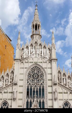 ROM, ITALIEN - 2014. AUGUST 19. Außenansicht der Chiesa del Sacro Cuore del Suffragio, der einzigen gotischen Kirche in Prati. Stockfoto