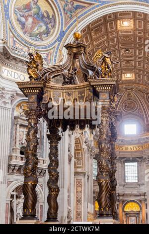 ROM, ITALIEN - 2014. AUGUST 19. Innenraum im Inneren der Petersdom-Kirche Stockfoto