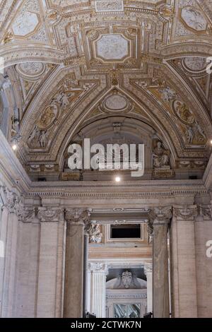 ROM, ITALIEN - 2014. AUGUST 19. Innenraum im Inneren der Petersdom-Kirche. Stockfoto