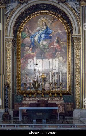 ROM, ITALIEN - 2014. AUGUST 19. Innenraum im Inneren der Petersdom-Kirche Stockfoto