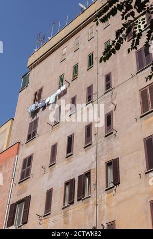 ROM, ITALIEN - 2014. AUGUST 19. Kleidung zum Trocknen außerhalb der Gebäudewand. Stockfoto