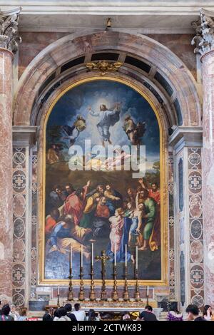 ROM, ITALIEN - 2014. AUGUST 19. Innenraum im Inneren der Petersdom-Kirche Stockfoto