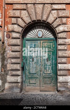 ROM, ITALIEN - 2014. AUGUST 19. Alte grüne Holzdiele mit ruinierten Gemälden. Stockfoto