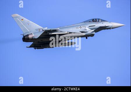 Laage, Deutschland. September 2020. Ein Eurofighter hebt auf dem Flugplatz Laage bei Rostock zu einem Trainingsflug ab. Quelle: Jens Büttner/dpa-Zentralbild/ZB/dpa/Alamy Live News Stockfoto