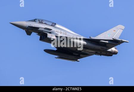 Laage, Deutschland. September 2020. Ein Eurofighter hebt auf dem Flugplatz Laage bei Rostock zu einem Trainingsflug ab. Quelle: Jens Büttner/dpa-Zentralbild/ZB/dpa/Alamy Live News Stockfoto