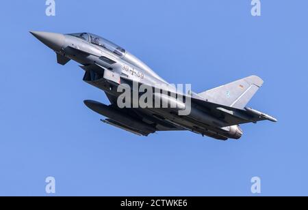 Laage, Deutschland. September 2020. Ein Eurofighter hebt auf dem Flugplatz Laage bei Rostock zu einem Trainingsflug ab. Quelle: Jens Büttner/dpa-Zentralbild/ZB/dpa/Alamy Live News Stockfoto