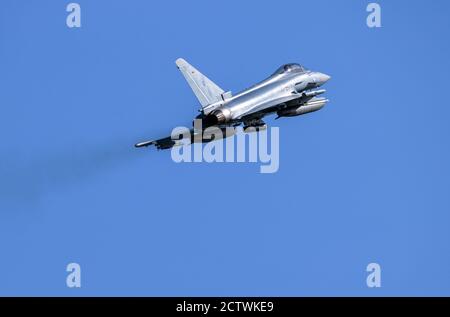Laage, Deutschland. September 2020. Ein Eurofighter hebt auf dem Flugplatz Laage bei Rostock zu einem Trainingsflug ab. Quelle: Jens Büttner/dpa-Zentralbild/ZB/dpa/Alamy Live News Stockfoto