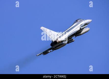 Laage, Deutschland. September 2020. Ein Eurofighter hebt auf dem Flugplatz Laage bei Rostock zu einem Trainingsflug ab. Quelle: Jens Büttner/dpa-Zentralbild/ZB/dpa/Alamy Live News Stockfoto