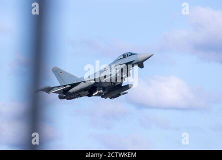 Laage, Deutschland. September 2020. Ein Eurofighter hebt auf dem Flugplatz Laage bei Rostock zu einem Trainingsflug ab. Quelle: Jens Büttner/dpa-Zentralbild/ZB/dpa/Alamy Live News Stockfoto