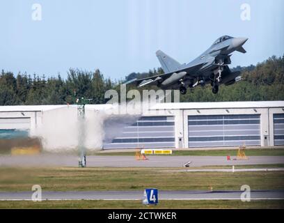 Laage, Deutschland. September 2020. Ein Eurofighter hebt auf dem Flugplatz Laage bei Rostock zu einem Trainingsflug ab. Quelle: Jens Büttner/dpa-Zentralbild/ZB/dpa/Alamy Live News Stockfoto