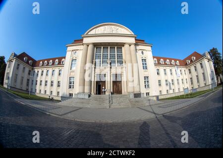 Schwerin, Deutschland. September 2020. Das Gebäude des Schweriner Landgerichts am Demmler-Platz. Quelle: Jens Büttner/dpa-Zentralbild/ZB/dpa/Alamy Live News Stockfoto