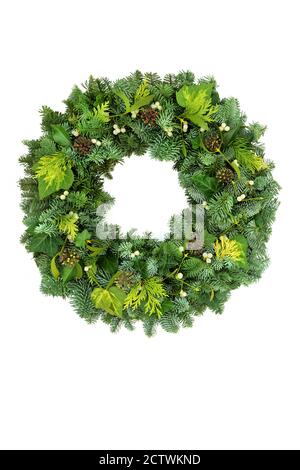 Natürliche Sonnenwende & Weihnachten Winter Grün Kranz mit Fichte Tanne, Zeder Zypressen Blätter, Efeu & Mistel auf weißem Hintergrund. Traditionelles Symbol. Stockfoto