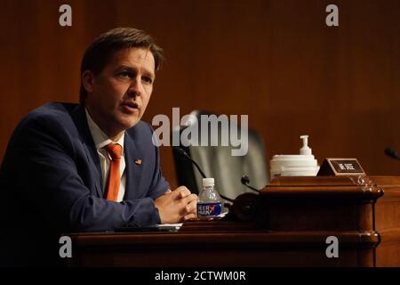 US-Senator Ben Sasse (Republikaner von Nebraska) während der Anhörung des US-Senatsausschusses für Banken, Wohnungsbau und städtische Angelegenheiten, bei der der vierteljährliche BERICHT DES CARES Act vor dem Kongress am Mittwoch, dem 24. September 2020 in Washington, DC geprüft wurde. Quelle: Toni L. Sandys/Pool via CNP /MediaPunch Stockfoto