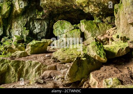 Breakdown Boulders im Eingang zur Victoria Cave, Yorkshire Dales National Park Stockfoto