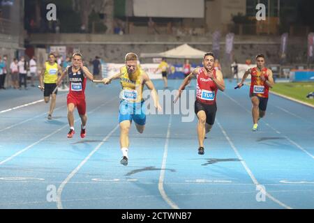 ISTANBUL, TÜRKEI - 12. SEPTEMBER 2020: Athleten laufen 4x400 Meter Staffel während der Balkan U20 Leichtathletik-Meisterschaften Stockfoto