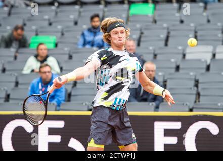 Hamburg, Deutschland. September 2020. Der russische Tennisspieler Andrey Rublev in Aktion gegen den Spanier Roberto Bautista Agut während des Viertelfinalmatches der Männer im Einzel des German Open Tennisturniers. Quelle: Daniel Bockwoldt/dpa/Alamy Live News Stockfoto